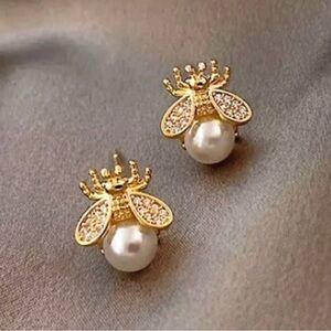 Queen Bee Royal Pearl Gold Stud Earrings